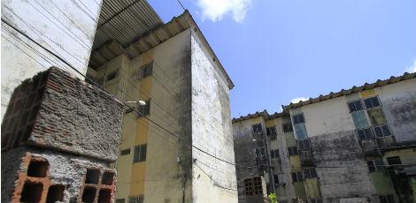 Dos 69 blocos do habitacional, um já foi demolido e 34 desocupados / Foto: Diego Nigro / JC Imagem