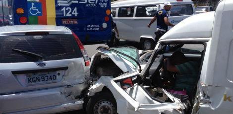Acidente entre ônibus e dois carros deixa dois feridos e complica trânsito no Bairro de São José