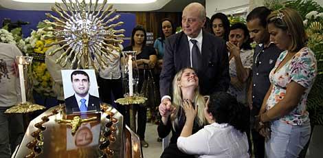 Noiva do promotor assassinado durante velório no Recife / Foto: Michele Souza/JC Imagem
