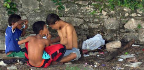 Criancas fumam crack no entorno do Forte das Cinco Pontas, no Centro do Recife / Foto: Alexandre Gondim/JC Imagem