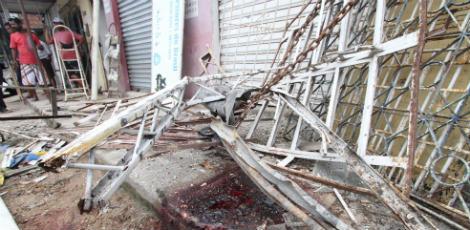 Carro bateu em uma serralheria, que teve a fachada destruída / Foto: Ricardo B. Labastier/JC Imagem