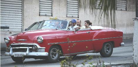 Pontiac e Cadillac (foto), ambos americanos, são vistos em toda esquina / Fotos: Fábio Jardelino / NE10