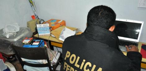 Policiais realizam perícia em computadores apreendidos durante operação Net Control / Foto: Divulgação/PF