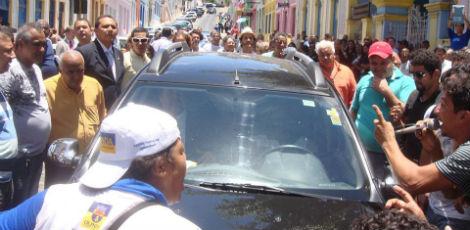 O prefeito Renildo Calheiros (dentro do carro): saída sob escolta  / Divulgação