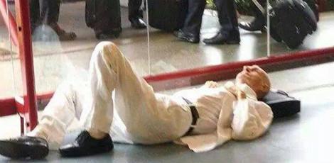 Foto do escritor Ariano Suassuna descansando no aeroporto de Brasília causa surpresa  / 