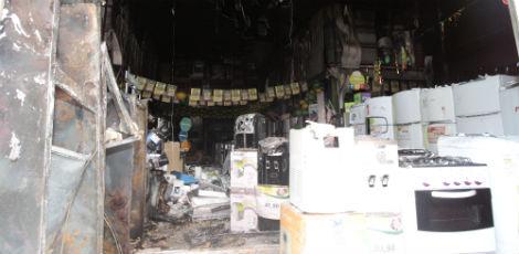 Loja ficou parcialmente destruída / Foto: Bobby Fabisak/JC Imagem