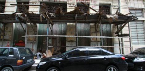 Bairro do Recife exibe tapumes apodrecidos na fachada de prédios deteriorados / Foto: Michele Souza/JC Imagem