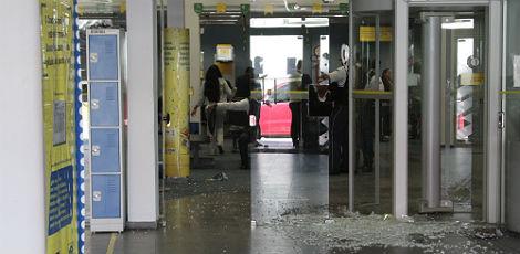 Antes de entrar, os assaltantes quebraram a porta da frente da agência com uma marreta / Foto: Bobby Fabisak/JC Imagem