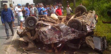 Pelo menos um homem morreu no acidente  / Foto: Fábio Monteiro/JC Online 