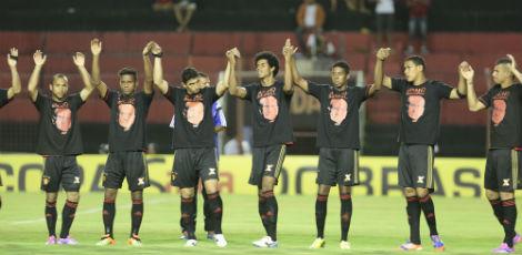 Jogadores do Sport entraram em campo com camisas em homenagem ao rubro-negro Ariano Suassuna, que morreu nessa quarta-feira / Foto: Alexandre Gondim/JC Imagem