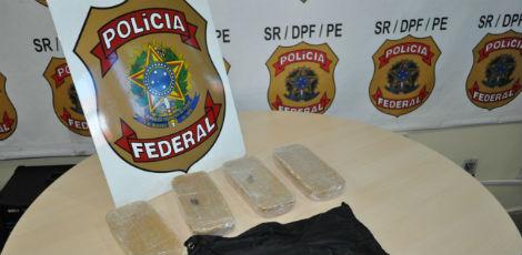 Foram apreendidos 4 kg de crack em quatro tabletes da droga / Foto: Divulgação
