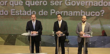 Armando, Paulo e Zé Gomes no primeiro bloco do debate / Arnaldo Carvalho/JC Imagem