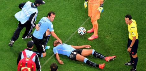 O uruguaio Alvaro Pereira levou uma joelhada na cabeça durante o duelo contra a Inglaterra e ficou desacordado / Foto: Reprodução/Internet