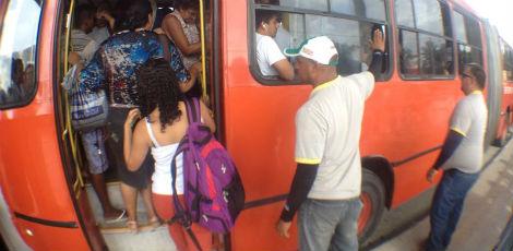 No terminal do Barro, greve do metrô deixou ônibus ainda mais lotados / Foto: Diego Nigro/JC Imagem