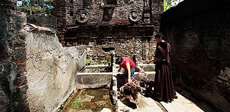 A fonte d'água, que estava escondida pelo mato, virou mais uma atração do convento / Foto: Edmar Melo/JC Imagem