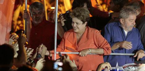 Dilma e Lula participaram de evento no centro do Recife / Bobby Fabisak/JC Imagem