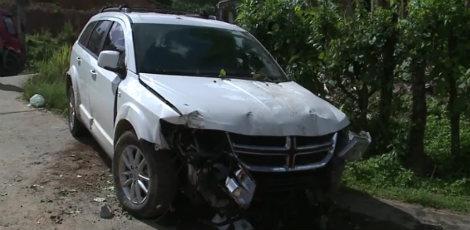 O carro do empresário foi encontrado batido, sem o parachoque / Reprodução/TV Jornal