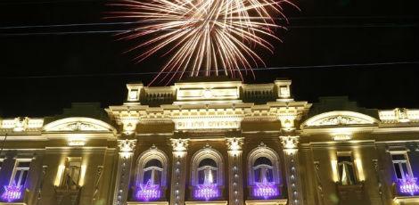 Na fachada do palácio, grandes estrelas em estrutura metálica iluminadas com lâmpadas azuis adornam a estrutura secular / Foto: Alexandre Gondim/JC Imagem