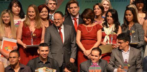 Jayse (segundo, sentado, da direita para esquerda) recebeu prêmio em São Paulo. / TV Escola