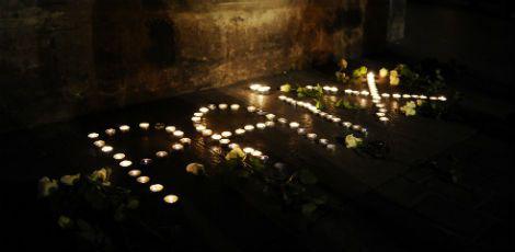 Os franceses acenderam velas pelas vítimas formando a palavra 
