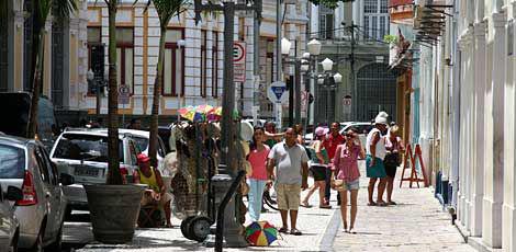 Segunda-feira (12) pela manhã, no dia seguinte ao arrastão registrado no domingo (11) à noite, turistas passeiam pela Rua do Bom Jesus / Sérgio Bernardo/ JC Imagem