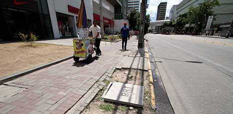Calçadas quebradas são encontradas em toda a extensão da Avenida Conde da Boa Vista / Foto: Edmar Melo/JC magem