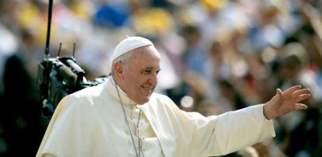 Papa Francisco ataca regulamente os pais ditadores, mas também aqueles que se comportam como amigos de seus filhos / Foto: AFP