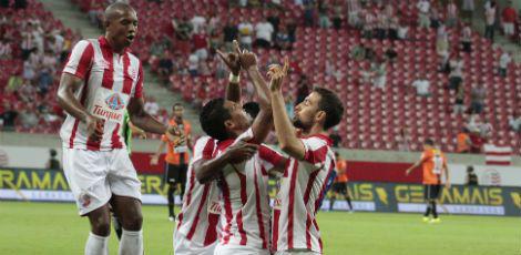 Alvirrubros comemoram um dos quatro gols na Arena Pernambuco / Bobby Fabisak/JC Imagem
