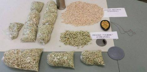 A polícia apresentou amostras do feijão adulterado e natural, junto com os saquinhos em que era comercializado / Foto: Divulgação