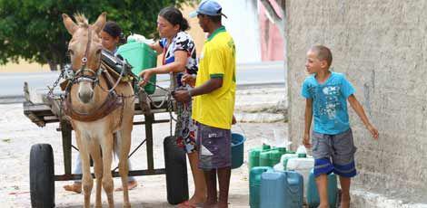 Moradores vivem rotina humilhante para conseguir água para a família / Diego Nigro