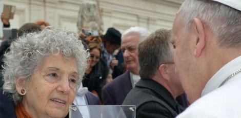 Papa Francisco fez uma saudação a todas as mulheres / AFP PHOTO / OSSERVATORE ROMANO
