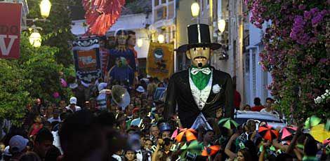 Calunga místico de Olinda, o Homem da Meia Noite desfilou em homenagem ao aniversário da cidade / Foto: Diego Nigro/JC Imagem