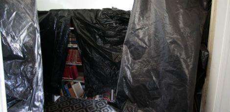 Na biblioteca municipal de Jaboatão, estantes são cobertas com lonas porque há infiltrações no teto. / Foto: Guga Matos /  JC Imagem