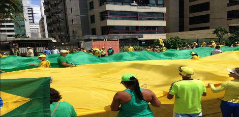 Manifestantes carregam bandeirões  / Foto: Marcos Oliveira