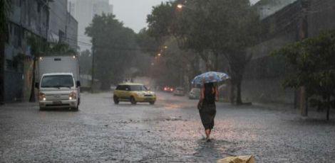 Chuva que atingiu o Recife durante a madrugada foi considerada moderada, mas o foi suficiente para deixar alguns pontos da cidade alagados / Foto: Agência Brasil
