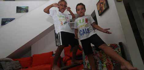 Caio (à esquerda) veste a camisa da campanha com o irmão Théo / Foto: Diego Nigro / JC Imagem