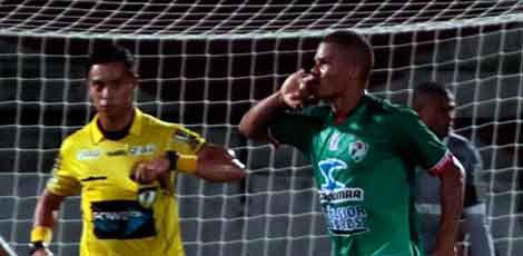Kanu marcou três dos cinco gols na vitória do Salgueiro sobre o Piauí, em Teresina / Arquivo JC Imagem