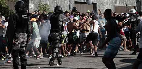 Polícia teve que usar balas de borracha para conter a torcida do Santa Cruz antes de entrar no estádio / Foto: Guga Matos/JC Imagem