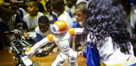 Como parte do programa Robótica na Escola, o grupo poderá interagir, em sala de aula, com os robôs humanoides / Foto: Andréa Rêgo Barros/PCR
