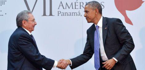 Raúl Castro e Barack  Obama selam a reconciliação com um aperto de mãos / MandeL Ngan/AFP