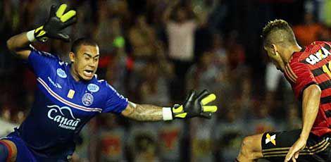 Goleiro do Bahia foi paredão contra o Sport no jogo da Ilha do Retiro / André Nery/JC Imagem