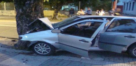 Automóvel colidiu com árvore na altura do Hospital dos Servidos / Foto: Corpo de Bombeiros/Divulgação