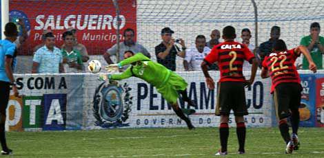 Magrão foi na bola, mas não conseguiu evitar o primeiro gol de pênalti do Salgueiro / Diego Nigro/JC Imagem