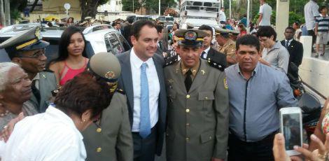 Governador foi bastante assediado em evento de condecoração de policiais militares / Franco Benites/Especial JC Imagem