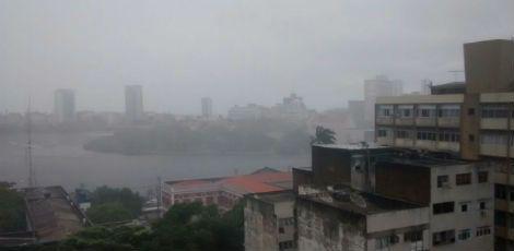 Precipitações, que tiveram início na manhã desta quarta, devem prosseguir durante a madrugada e a manhã desta quinta-feira / Foto: Vanessa Araújo/JC Online