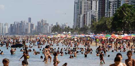 Temperatura média em abril é de 32 graus. Recifense aproveita para ir à praia / Foto: Fernando da Hora/JC Imagem