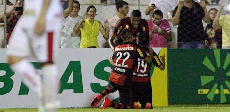 Jogadores do Flamengo comemoram um dos gols da noite / Diego Nigro/JC Imagem