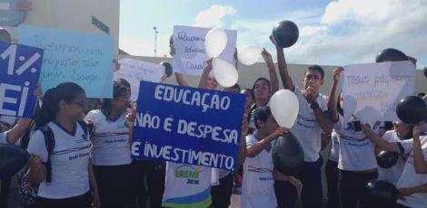 Do lado de fora onde governador está, estudantes gritam 'Paulo Pinóquio' e 'Paulo Mentirinha'