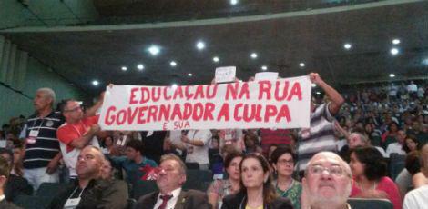 A categoria exibiu cartazes e faixas com as reivindicações e criticou o governador Paulo Câmara, presente no evento