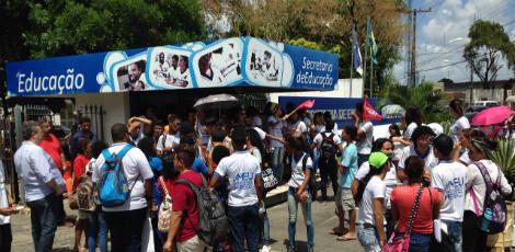 Cerca de 80 alunos de oito escolas se reuniram com faixas e cartazes na Várzea, Zona Oeste do Recife / Foto: Edmar Melo / JC Imagem